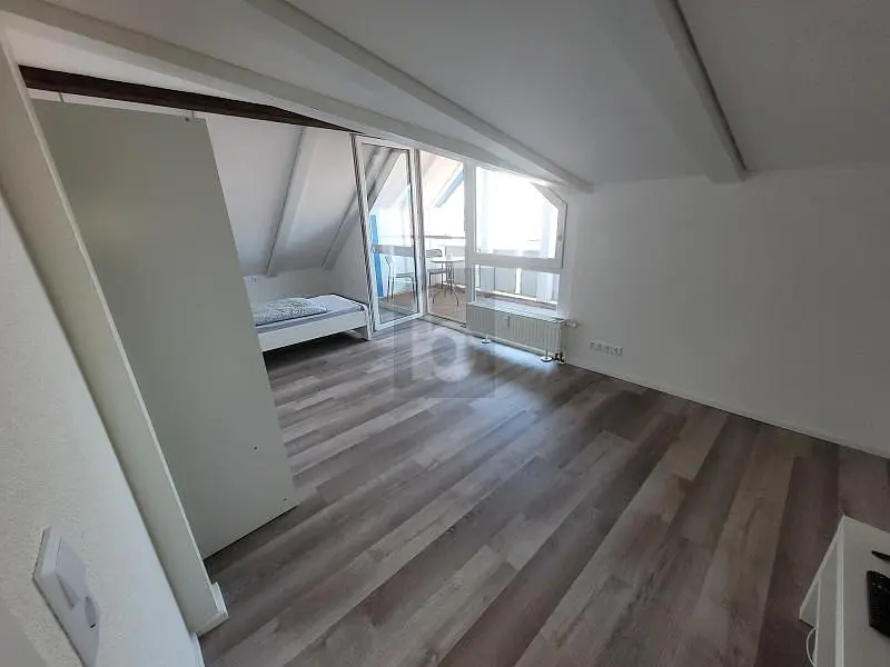 Salon; podłoga drewniana, światło dzienne, styl nowoczesny