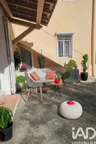 Keuken; keukenapparatuur, houten vloer, natuurlijk licht, moderne stijl