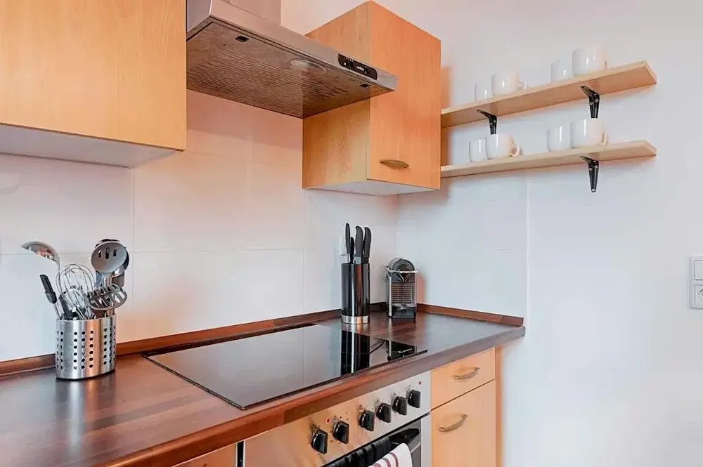 Kuchnia; sprzęt kuchenny, podłoga drewniana, światło dzienne, styl nowoczesny