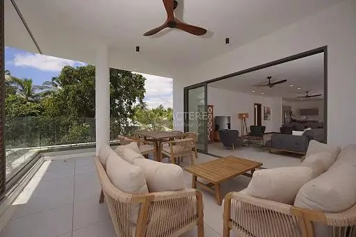 Дневна соба; дрвени под, природно светло, модерни стил