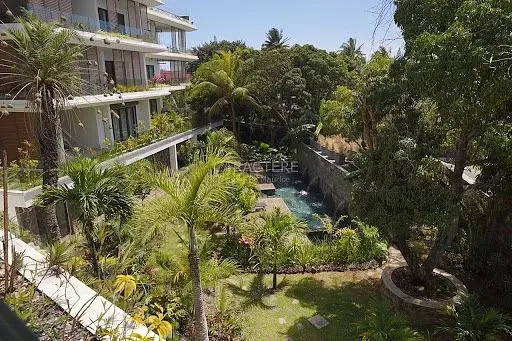 Кухиња; кухињски апарати, дрвени под, природно светло, модерни стил