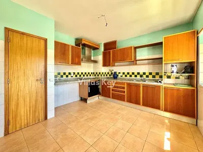 Küche; küchengeräte, holzboden, tageslicht, moderner stil