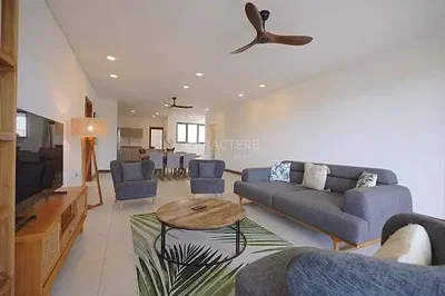 Кухиња; кухињски апарати, дрвени под, природно светло, модерни стил