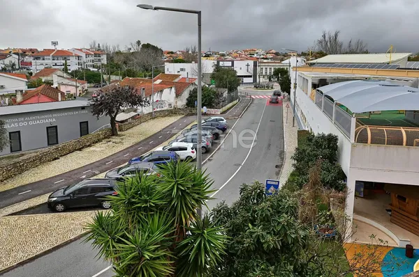 غرفة معيشة; أرضية خشبية, ضوء طبيعي, أسلوب عصري