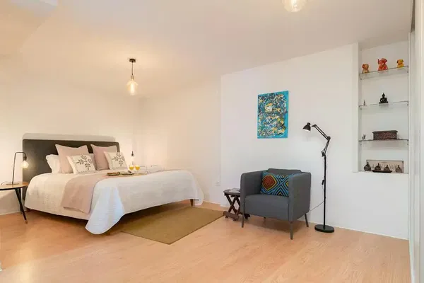 Küche; küchengeräte, holzboden, tageslicht, moderner stil