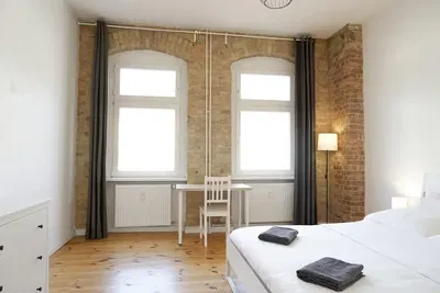 Keuken; keukenapparatuur, houten vloer, natuurlijk licht, moderne stijl