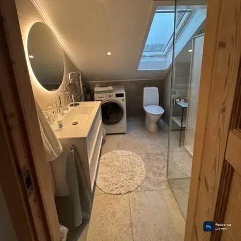 Кухня; кухненски уреди, дървен под, естествена светлина, модерен стил