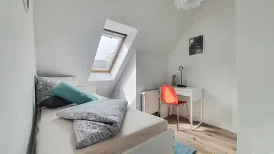 Kuchnia; sprzęt kuchenny, podłoga drewniana, światło dzienne, styl nowoczesny