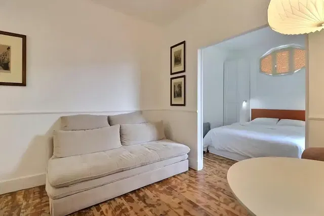 Küche; küchengeräte, holzboden, tageslicht, moderner stil