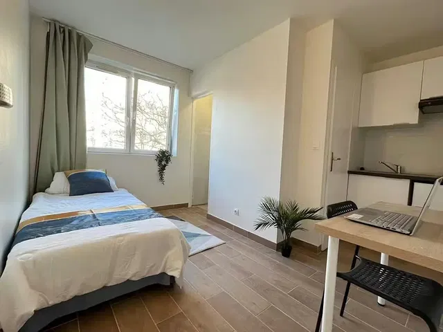 Küche; küchengeräte, holzboden, tageslicht, moderner stil