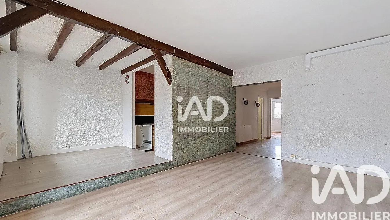 Keuken; keukenapparatuur, houten vloer, natuurlijk licht, moderne stijl