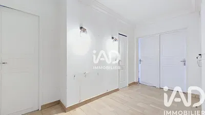 Keuken; keukenapparatuur, houten vloer, natuurlijk licht, moderne stijl