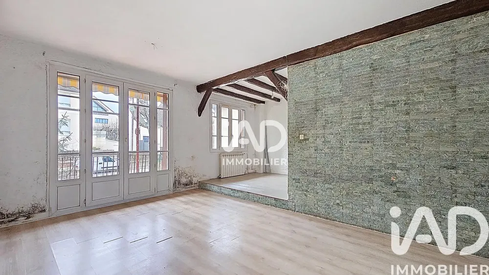 Keuken; keukenapparatuur, houten vloer, natuurlijk licht, moderne stijl