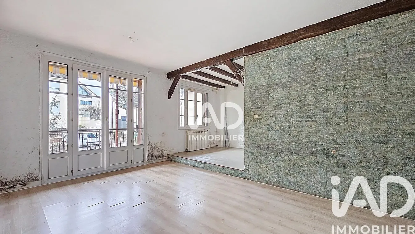 Keuken; keukenapparatuur, houten vloer, natuurlijk licht, moderne stijl