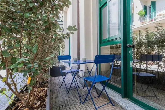 Obývací pokoj; dřevěná podlaha, přirozené světlo, moderní styl