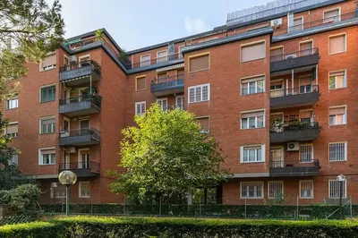 Küche; küchengeräte, holzboden, tageslicht, moderner stil