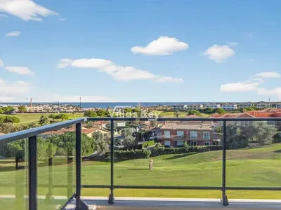 Кухиња; кухињски апарати, дрвени под, природно светло, модерни стил