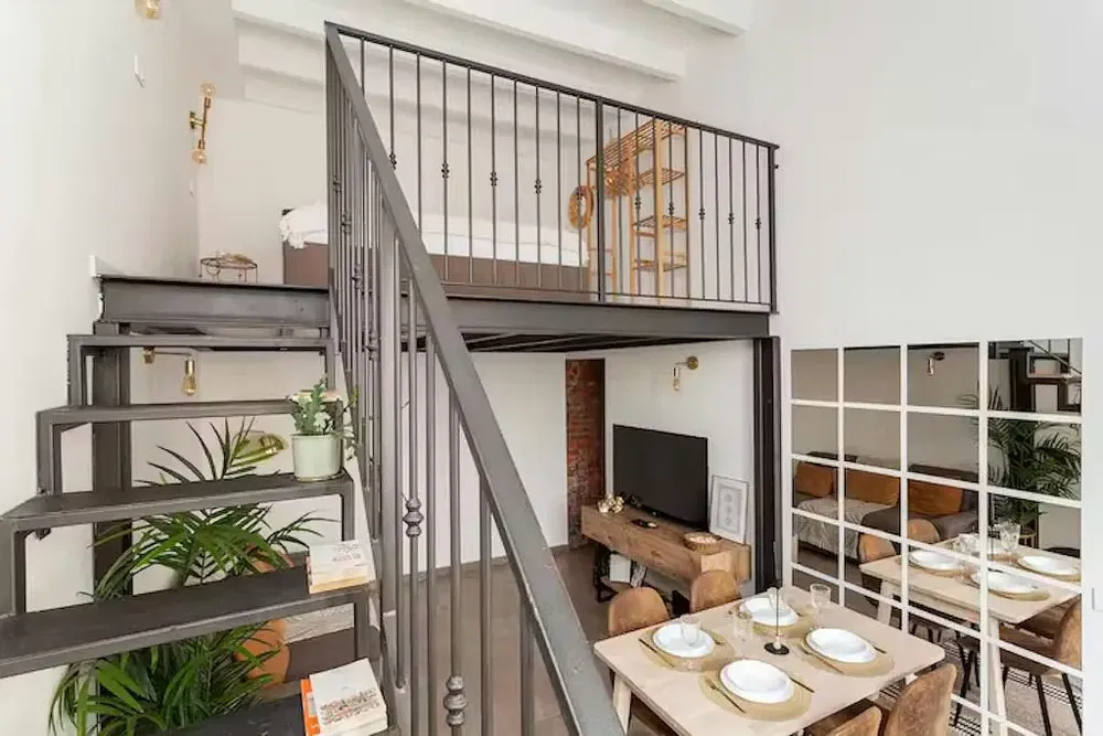 Kuhinja; kuhinjski aparati, drveni pod, prirodno svjetlo, moderni stil