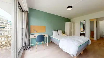 Cucina; elettrodomestici, pavimento in legno, luce naturale, stile moderno