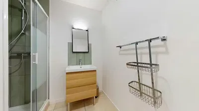 Kuhinja; kuhinjski aparati, drveni pod, prirodno svjetlo, moderni stil