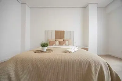 مطبخ; أجهزة المطبخ, أرضية خشبية, ضوء طبيعي, أسلوب عصري