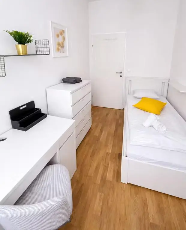 Cocina; electrodomésticos, suelo de madera, luz natural, estilo moderno