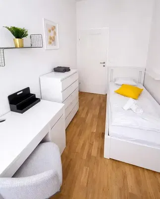 Cocina; electrodomésticos, suelo de madera, luz natural, estilo moderno