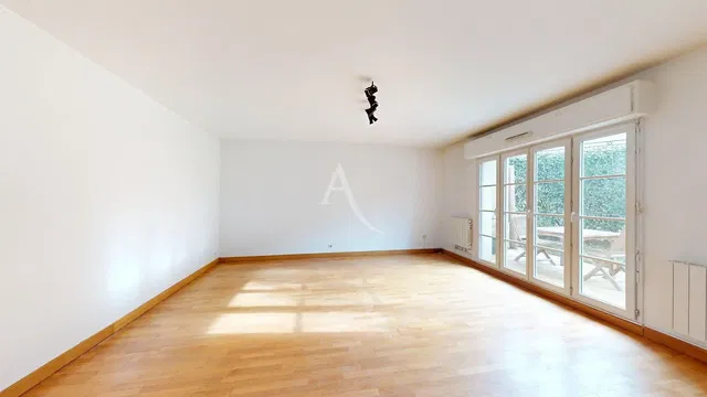 Keuken; keukenapparatuur, houten vloer, natuurlijk licht, moderne stijl