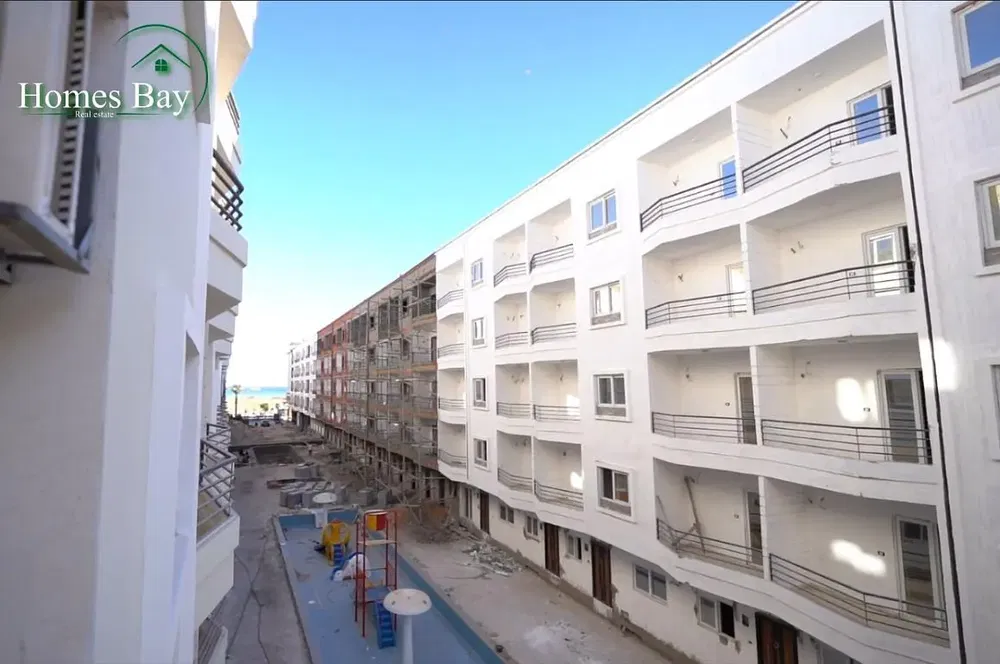 Mutfak; mutfak aletleri, ahşap zemin, doğal ışık, modern stil