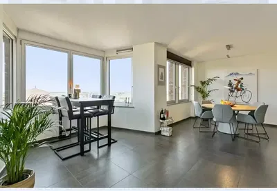 Cucina; elettrodomestici, pavimento in legno, luce naturale, stile moderno