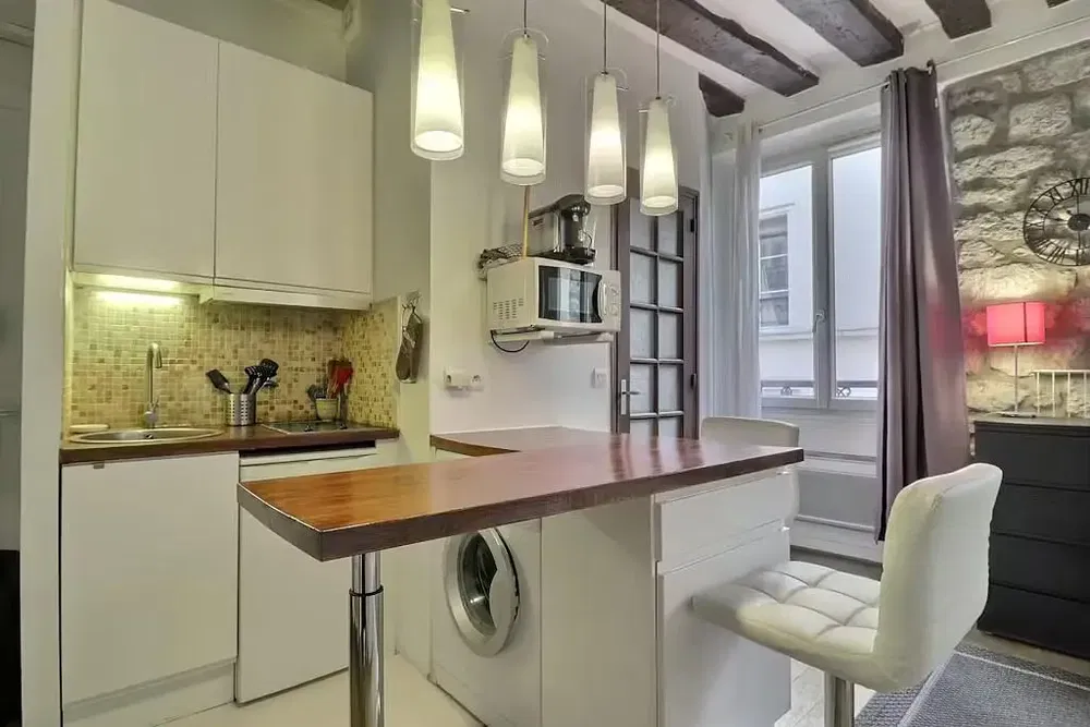 Cuisine; électroménager, parquet, lumière naturelle, style moderne