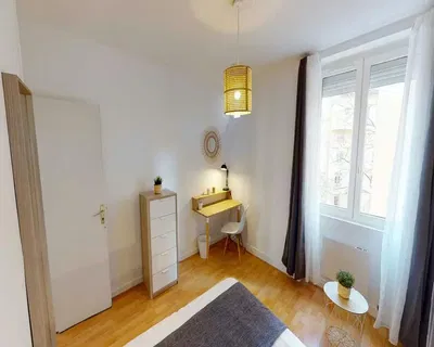 Dnevni boravak; drveni pod, prirodna svjetlost, moderan stil