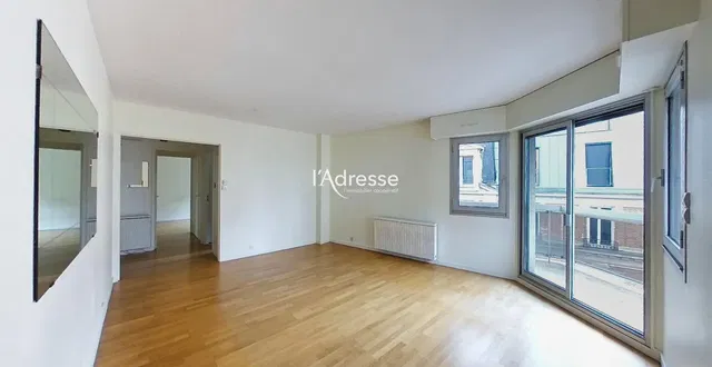 Wohnzimmer; holzboden, tageslicht, moderner stil
