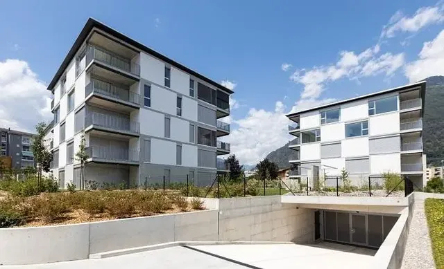 Küche; küchengeräte, holzboden, tageslicht, moderner stil