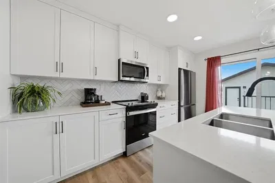 Κουζίνα; συσκευές κουζίνας, ξύλινο πάτωμα, φυσικό φως, μοντέρνο στυλ