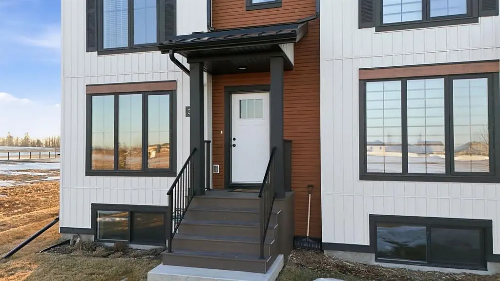 Κουζίνα; συσκευές κουζίνας, ξύλινο πάτωμα, φυσικό φως, μοντέρνο στυλ