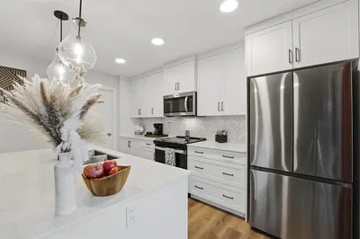 Κουζίνα; συσκευές κουζίνας, ξύλινο πάτωμα, φυσικό φως, μοντέρνο στυλ