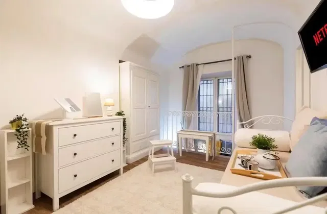 Küche; küchengeräte, holzboden, tageslicht, moderner stil