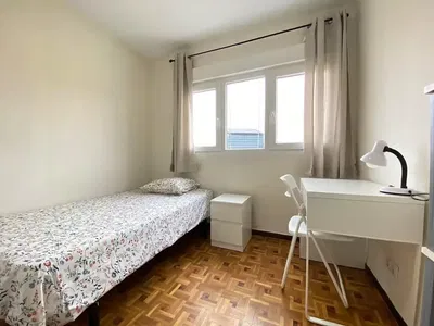 Küche; küchengeräte, holzboden, tageslicht, moderner stil