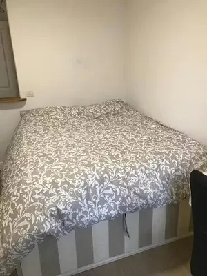 Кухиња; кухињски апарати, дрвени под, природно светло, модерни стил