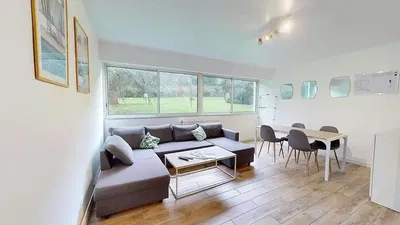 Kuchnia; sprzęt kuchenny, podłoga drewniana, światło dzienne, styl nowoczesny