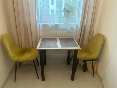 Kuchnia; sprzęt kuchenny, podłoga drewniana, światło dzienne, styl nowoczesny