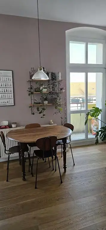 Salon; podłoga drewniana, światło dzienne, styl nowoczesny