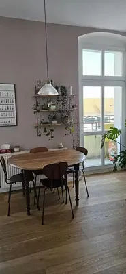 Salon; podłoga drewniana, światło dzienne, styl nowoczesny