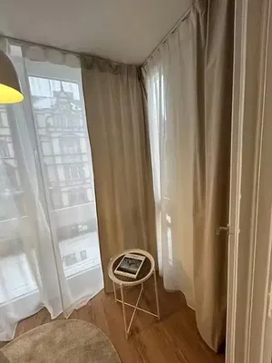 Κουζίνα; συσκευές κουζίνας, ξύλινο πάτωμα, φυσικό φως, μοντέρνο στυλ