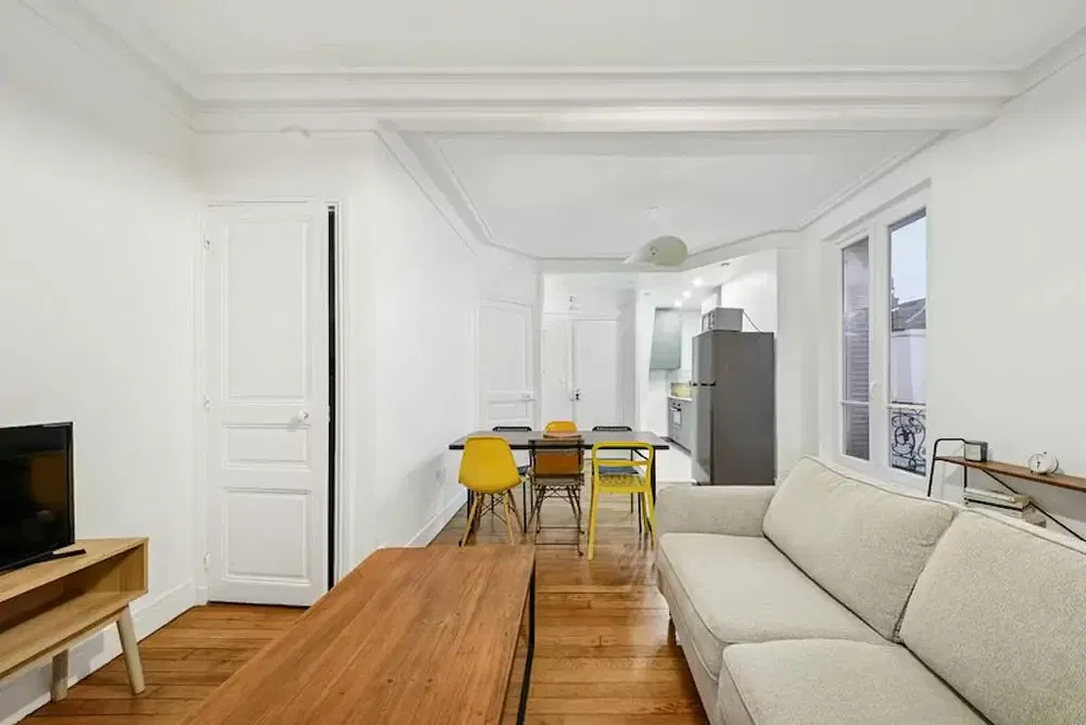 Cuisine; électroménager, parquet, lumière naturelle, style moderne