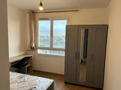 Cucina; elettrodomestici, pavimento in legno, luce naturale, stile moderno