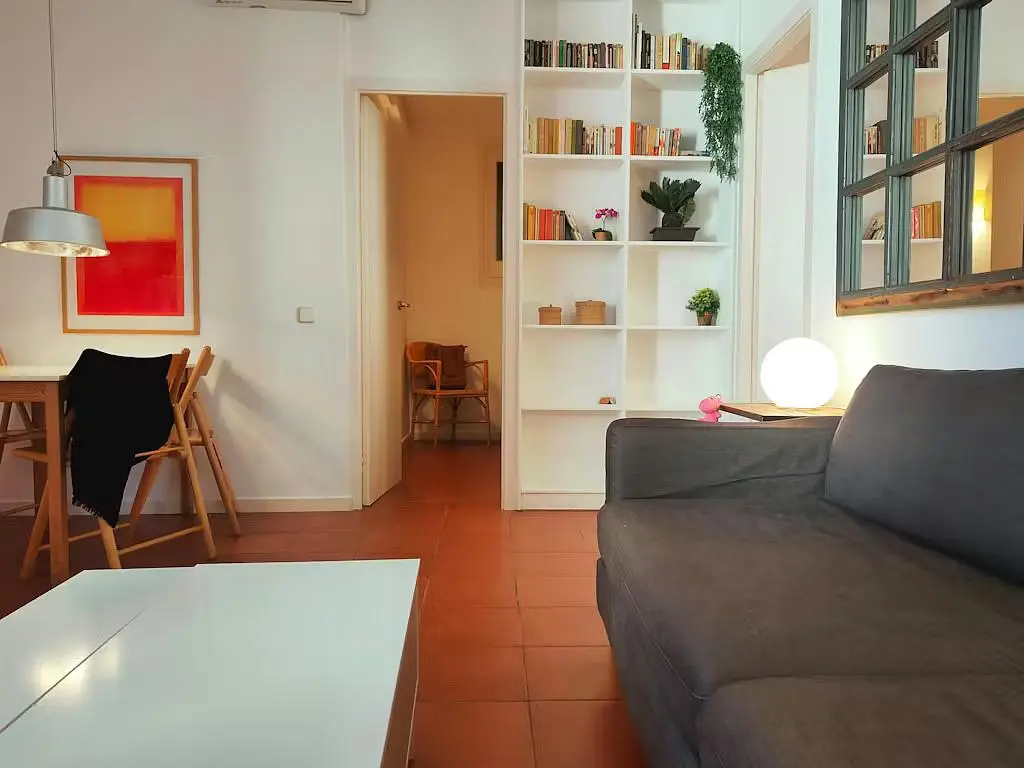 Кухиња; кухињски апарати, дрвени под, природно светло, модерни стил