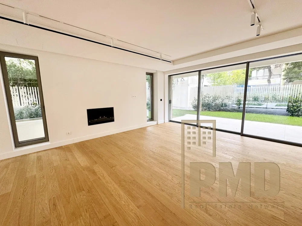 Cuisine; électroménager, parquet, lumière naturelle, style moderne
