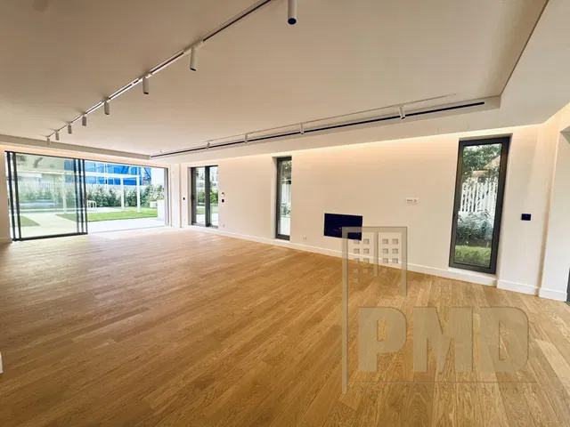 Cuisine; électroménager, parquet, lumière naturelle, style moderne